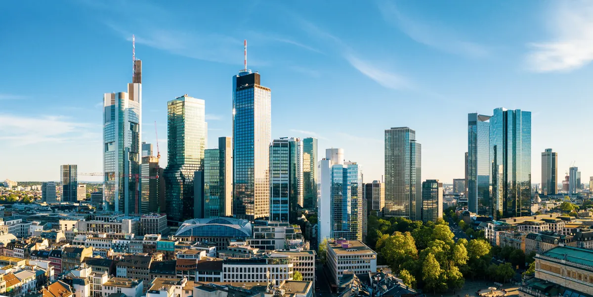 Die Hochhäuser des Frankfurter Bankenviertels bei klarem Himmel, davor die Innenstadt.